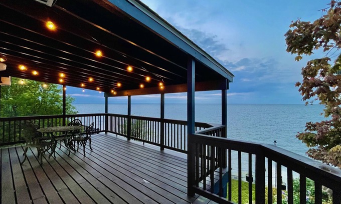 Town of Somerset Cottage | Comfy Lakehouse near Niagara Falls on Lake Ontario