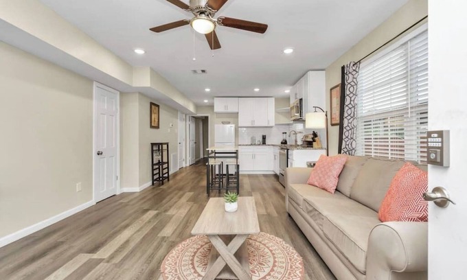 South Central Houston House | Comfy+Lovable Home|Near Dwntwn HOU| Fast Wi-Fi