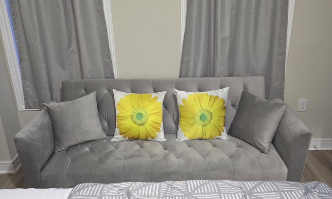 Brampton House | Comfy Modern 1-bedroom suite in Brampton Entire place