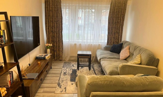 Gascoigne Apartment | Comfy one bedroom apartment
