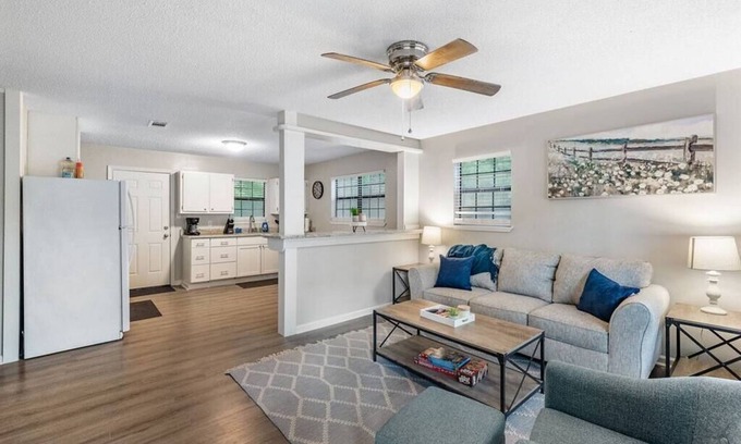 Saint Elmo House | Comfy Quiet Cottage on Argyle