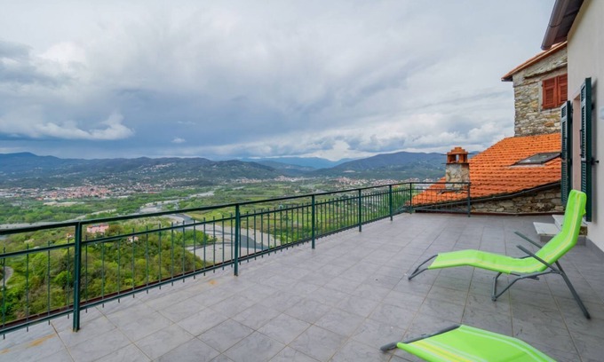 Vezzano Ligure Apartment | Comfy & Roomy Apt - View on the Ligurian Hills!