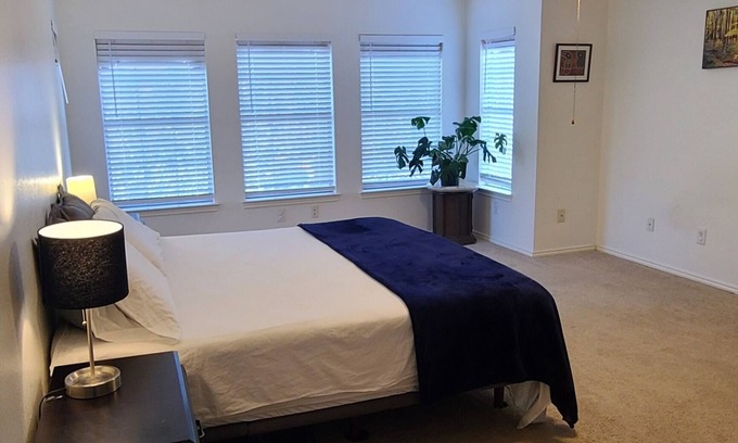 Hillcrest House | Comfy south Austin home near bars /live music /Hiking Biking trails/winery's