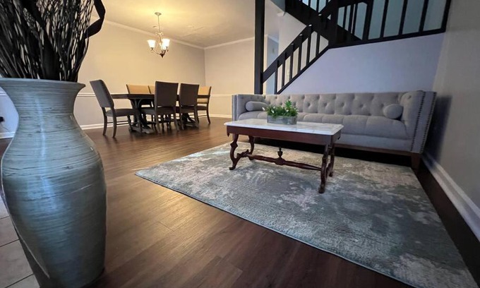 Clarkston House | Comfy Town House In Clarkstonstone Mountain
