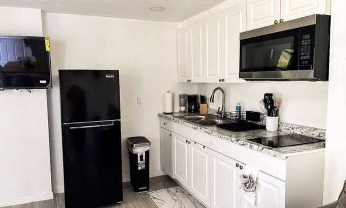 Marthas Vineyard Apartment | Comfy Unit near Port R Beaches/Adv. Park/