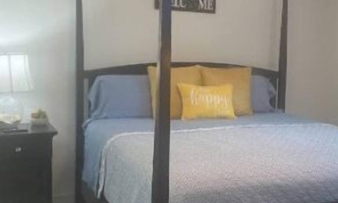 Angleton House | Comfy1-bedroom 1-bath with WiFi and Cable TV in lovely Angleton