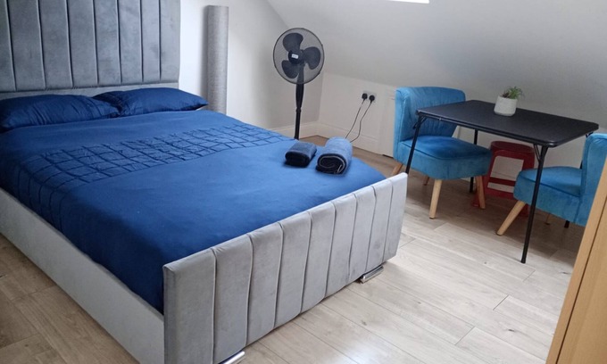 Boleyn Apartment | comfystay-london : Double Room with Extra Bedn