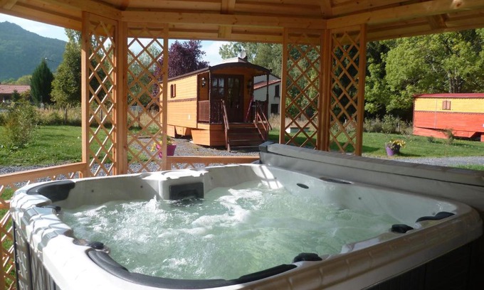 Saint-Nectaire Resort | Comme Sur Des Roulottes