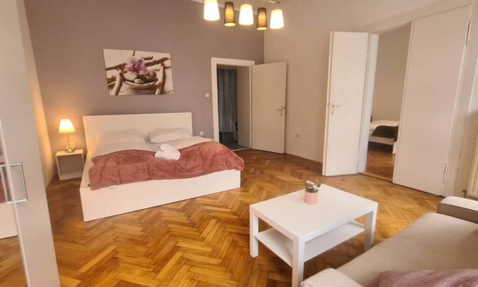 Landstrasse Apartment | Commodious 3BR Apt. Ideal for Families and Friends