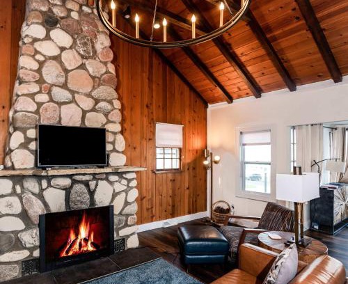 Lake Geneva House | Como Cabin - Action Packed 4 BDR with Guest Home