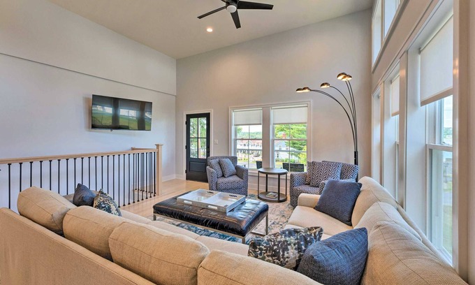 Lake Geneva House | Como Vista – Modern 5 BDR Across from Lake!
