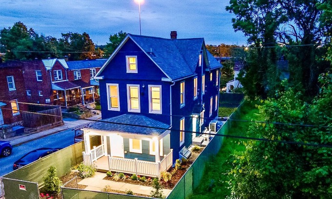Downtown Baltimore House | Completely remodeled 4 bedrooms 2-5 baths with parking