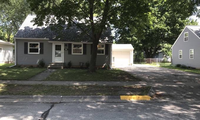 Green Bay House | Completely Remodeled Full House 2 Blocks From Lambeau Field