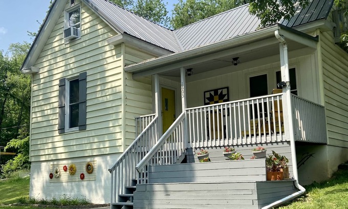Hannibal House | Completely Renovated house 5 Minutes from downtown Hannibal Historic District.