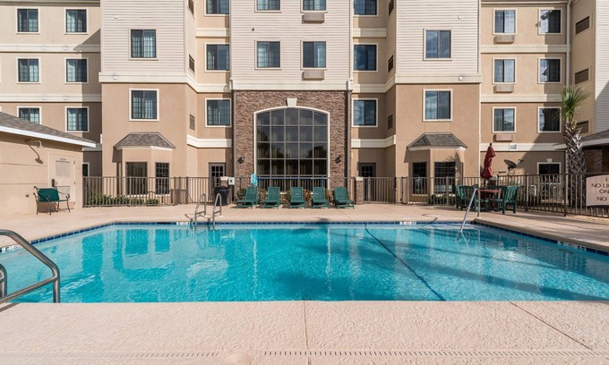 Oak Condo | Complimentary Breakfast Buffet + Free Wi-Fi | Short Drive to the Beach