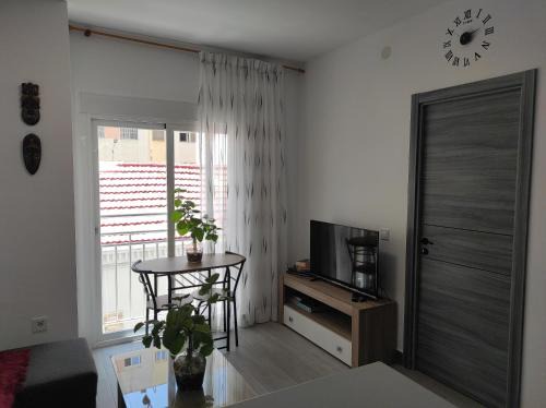 Carretera de Cadiz House | Con terraza y muy cerca de la playa,centro y estación de tren