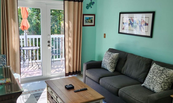 Truman Annex Condo | CONCH RETREAT Truman Annex Condo - 2 decks, pool, 2 Bikes, Free parking and WIFI