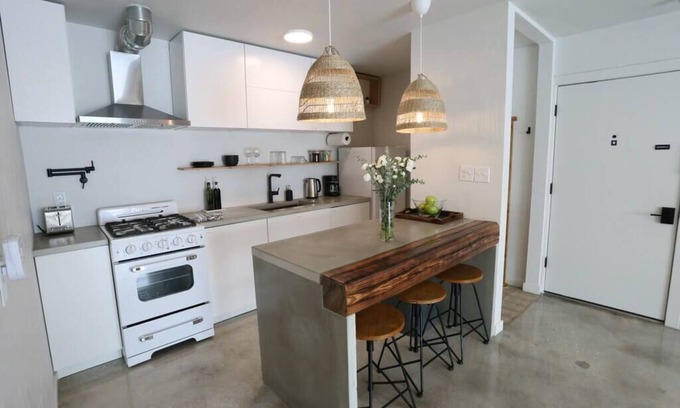Gainesville Condo | ConCrete Suite 🪨🌿 5 Min Walk to Shands/UF