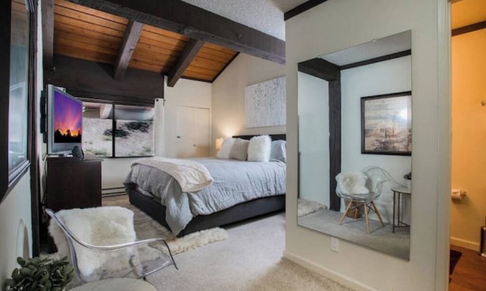 Mammoth Lakes Apartment | Condo 2BR+Loft/2.5BA - Ski Back/Pickleball Courtnn