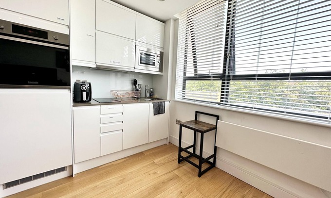 Haywards Heath Apartment | Condo Apartment With Workspace