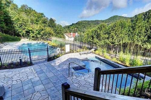 Mont-Tremblant Village Apartment | Condo entier, fully equiped pool and Spa only in summer