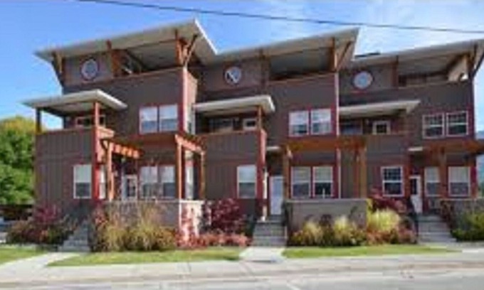 Sicamous House | Condo for Rent w/ Heated Garage in Sicamous, for summer 25 ft boat slip included