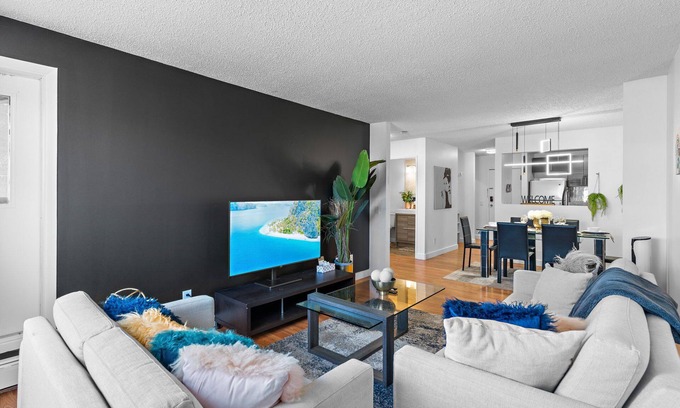 Northeast Edmonton Apartment | ★ Condo★Free Parking⚡WiFi Long Stays★Clean