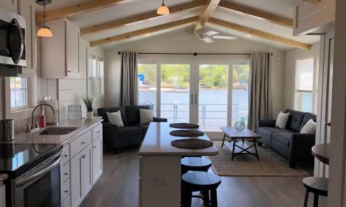 Annapolis Boat Rental | Condo Houseboat