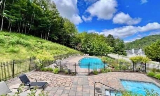 Mont-Tremblant Village Apartment | Condo Mont Tremblant | Swimming Pool, Spa