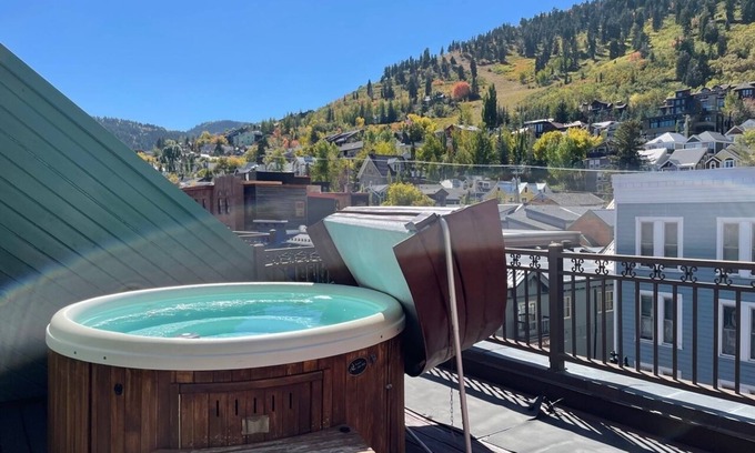 Downtown Park City Condo | Condo on Main Street! Short walk to town lift! Private rooftop hot tub! Sleeps 8