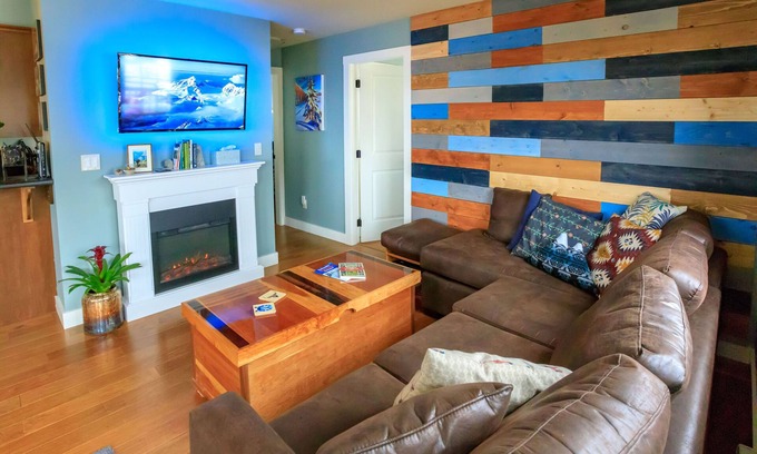 Golden Condo | Condo Relaxo at The Aspens - Close to Ski In/Out Trail - Private Hot Tub + Deck