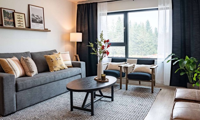Revelstoke Condo | Condo - Revelstoke Vacations - The Selkirk House with private hot tub