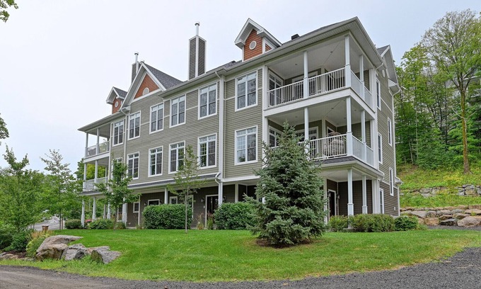 Bromont Condo | Condo ski in ski out and bike in/out. Direct access to C1