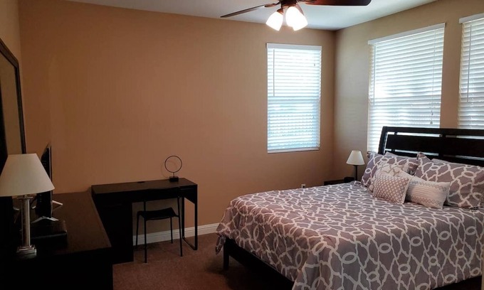 Westlake Condo | Condo w/Gym/Pool & Garage- Near Downtown & Airport