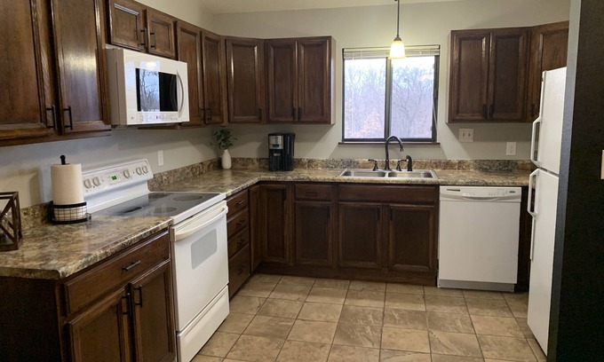 Monroe City Condo | Condo walking distance to Mark twain Lake and Jellystone! Sleeps 8!