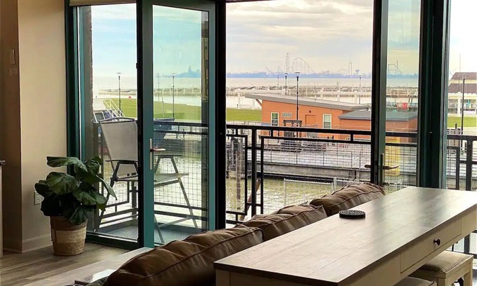 Sandusky Condo | Condo with Lake & Cedar Point View