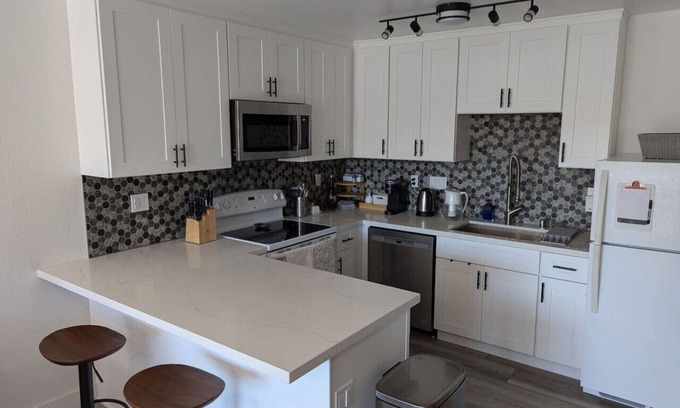Oakland Ave - Harrison St Apartment | Condo with Pool + Secure Parking
