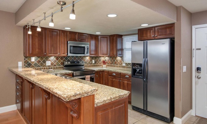 Table Rock Condo | Condo with screened porch on the bluffs of Lake Taneycomo!