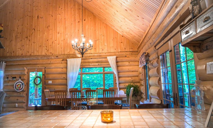 Mandeville Ski Chalet | Confortable 4 chambres avec Spa 4 saisons /Cozy 4 bedrooms with Spa