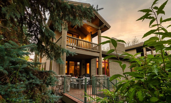 Park Meadows Cabin | Conifer by AvantStay | Secluded Cabin Amongst the Trees w/Hot Tub