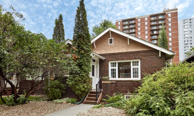 Downtown Edmonton House | CONNECT HOUSE - A charming 1930's bungalow in the heart of YEG