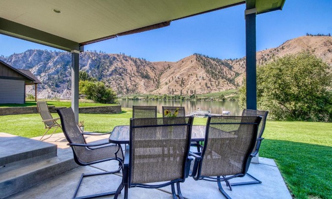 Orondo House | Connect with the Columbia