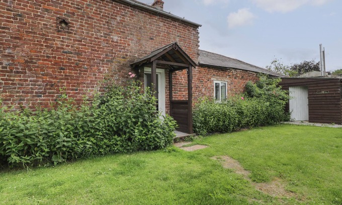 Hendrerwydd Cottage | CONOR’S COTTAGE, pet friendly, character holiday cottage in Denbigh