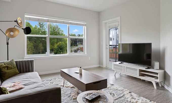 Bothell Apartment | Contemporary 1BR in Bothell Near Restaurants + Gym