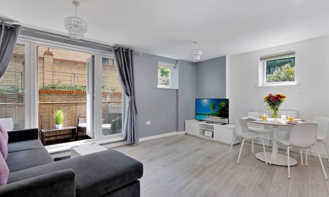 Northfleet Apartment | Contemporary 2-Bed Apt w. Free Parking & Balcony | On Site Stays Greenhithe