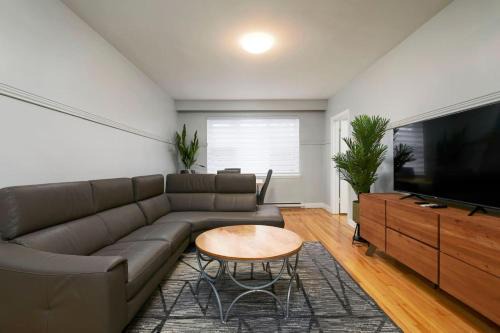 Cote-Des-Neiges—Notre-Dame-De-Grace Apartment | Contemporary 2BR Stylish Comfort on MTL West