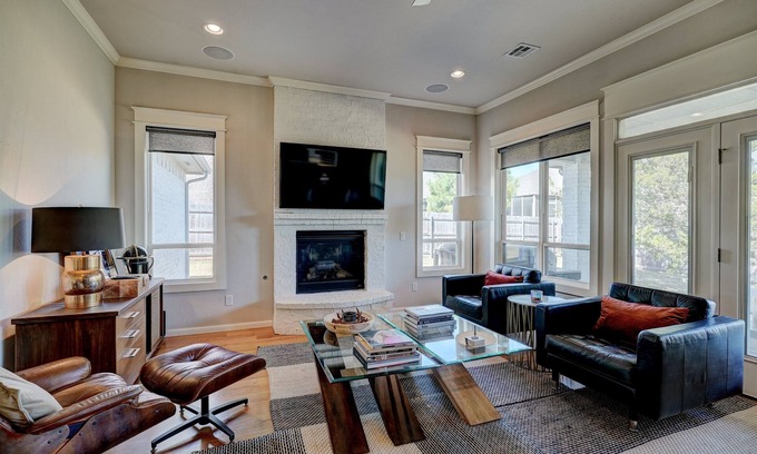 Edmond House | Contemporary 3 BD/2B home in Edmond