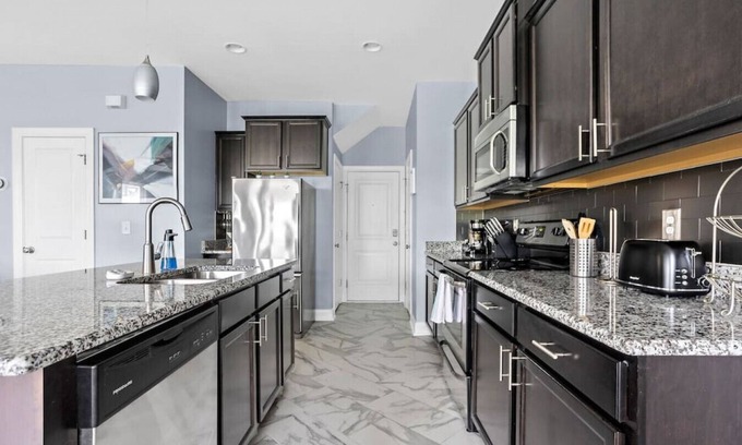 Columbia House | Contemporary 3BR | Mins to FT Jackson | Sleeps 7