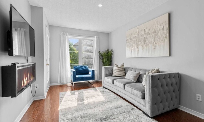 Ajax House | Contemporary 3BR Townhouse in Ajax: Cozy & Central