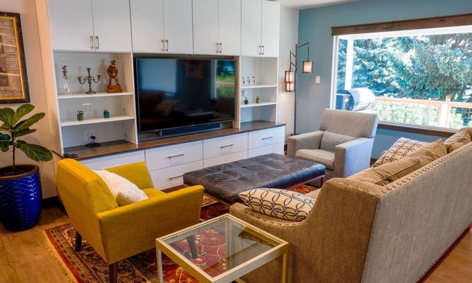 Four Corners House | Contemporary and Luxurious Home on 1/2 acre. Minutes from Hotsprings!